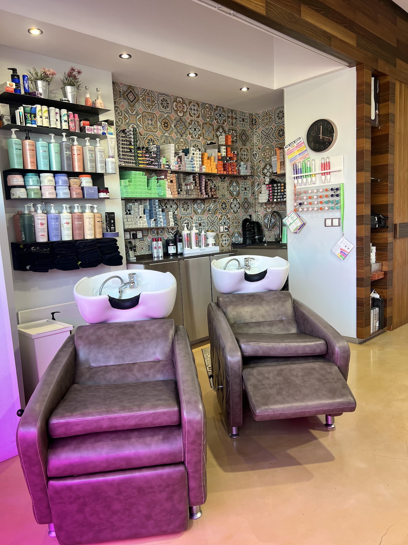 Zona de lavado de la peluquería con sillones